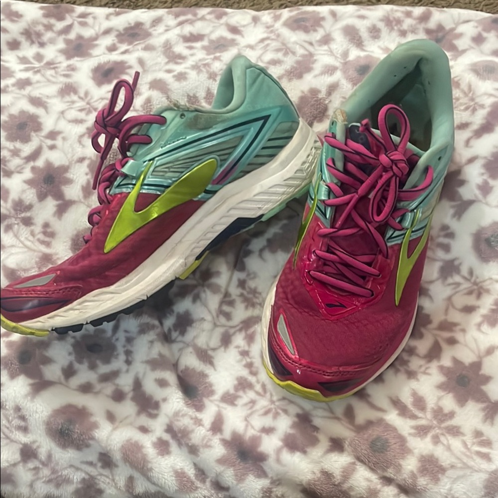 Brooks Pink and Green Athletic Shoes Vibrant Design